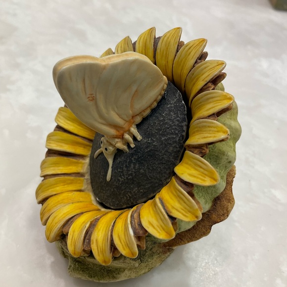 Lord Byron's Harmony Kingdom Garden Sunflower with butterfly, 3” x 4”, Lidded - Picture 3 of 9